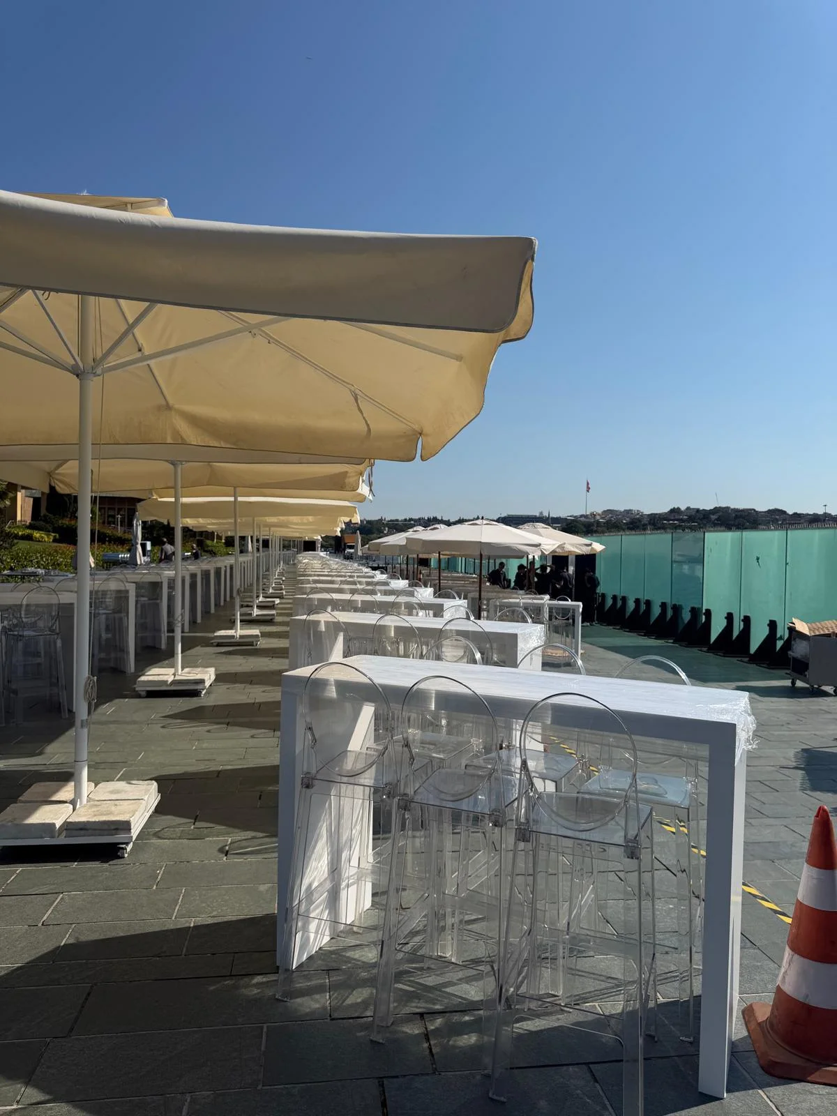 U Bar Masası Beyaz kiralama — görsel 3