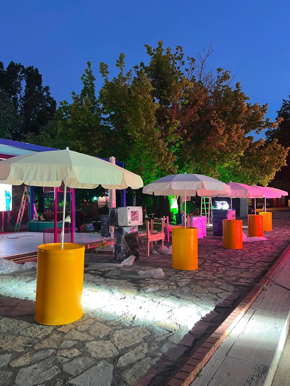 Özel Renk Şemsiyeli Varil Bistro Masa kiralama — görsel 3