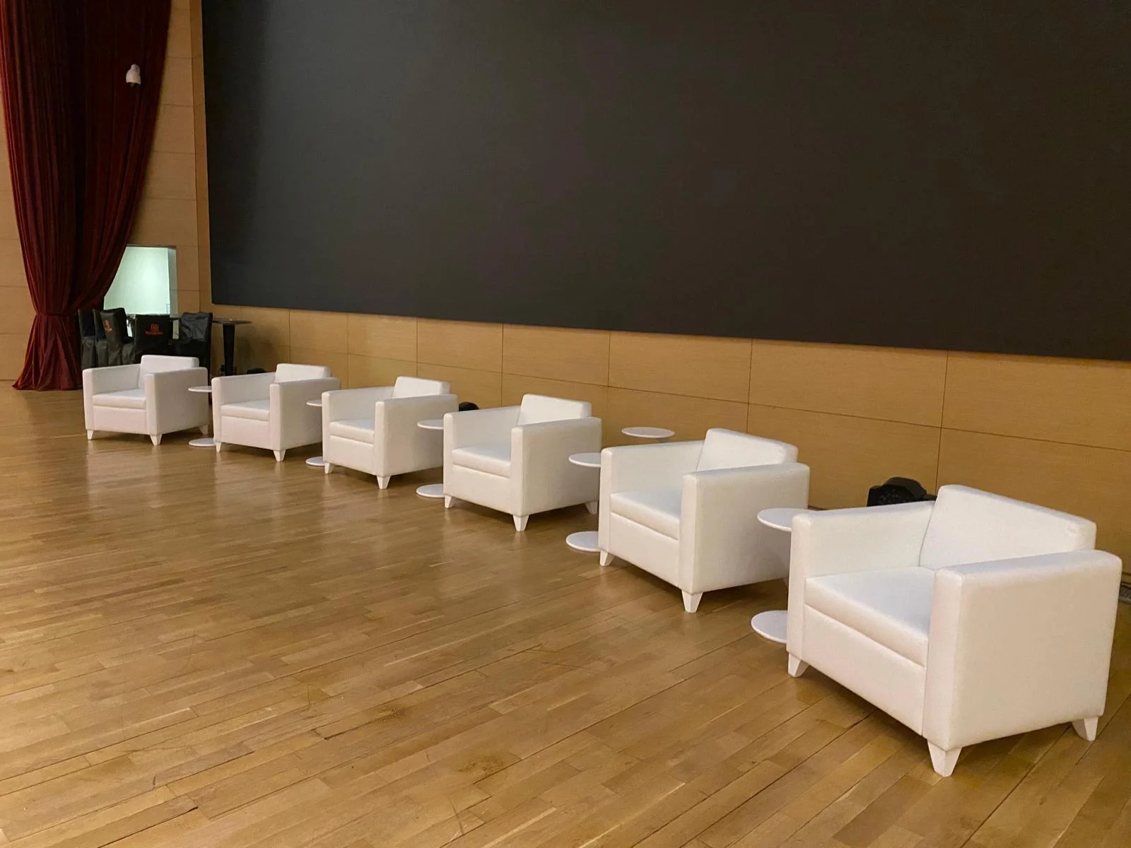 Beyaz Deri Davos Koltuk kiralama — görsel 2